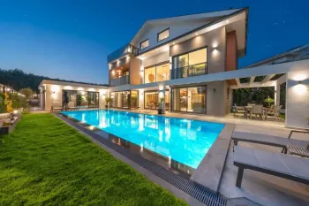 Роскошная меблированная вилла Оваджик с крытым бассейном